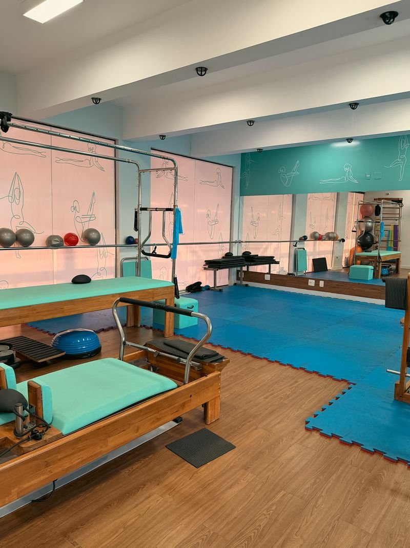 Estúdio de pilates da Raia Acqua & Fit, com reformers, bolas e espelho de parede